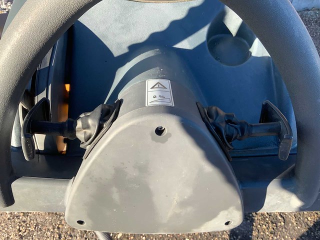 Taski swingo 1250b zelfrijdende schrobmachine met acculader - afbeelding 8 van  9