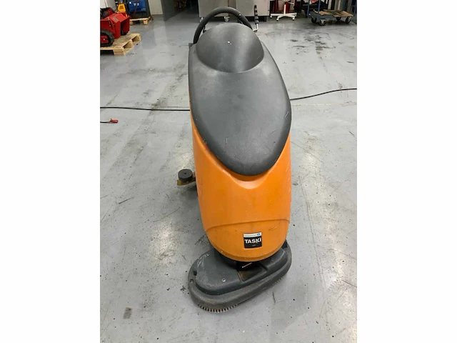 Taski swingo 1250b zelfrijdende veegmachine - afbeelding 8 van  12