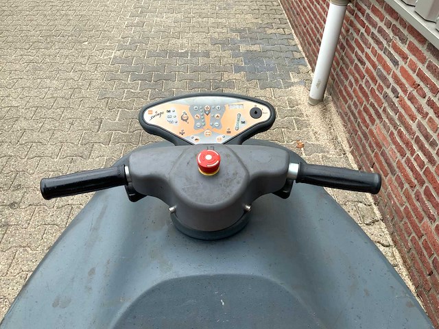 Taski swingo xp zelfrijdende schrobmachine - afbeelding 4 van  7