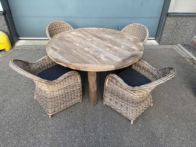 Teakhouten terrastafel met 4 rotanlook kuipstoelen en 4 kussens - afbeelding 1 van  7