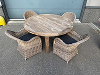 Teakhouten terrastafel met 4 rotanlook kuipstoelen en 4 kussens - afbeelding 1 van  7