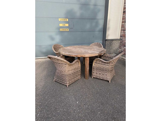 Teakhouten terrastafel met 4 rotanlook kuipstoelen en 4 kussens - afbeelding 2 van  7