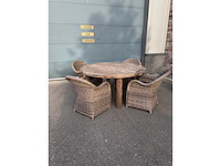 Teakhouten terrastafel met 4 rotanlook kuipstoelen en 4 kussens - afbeelding 2 van  7