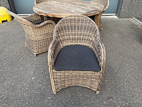 Teakhouten terrastafel met 4 rotanlook kuipstoelen en 4 kussens - afbeelding 3 van  7