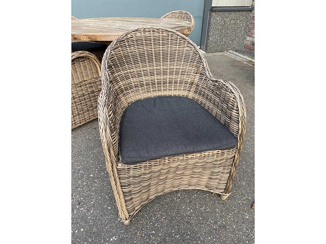 Teakhouten terrastafel met 4 rotanlook kuipstoelen en 4 kussens - afbeelding 4 van  7