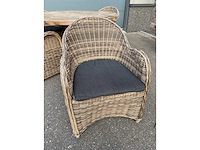 Teakhouten terrastafel met 4 rotanlook kuipstoelen en 4 kussens - afbeelding 4 van  7