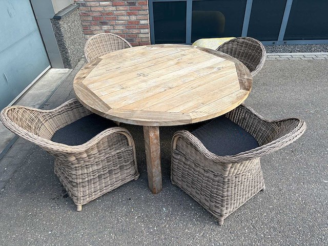 Teakhouten terrastafel met 4 rotanlook kuipstoelen en 4 kussens - afbeelding 5 van  7