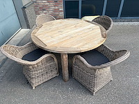 Teakhouten terrastafel met 4 rotanlook kuipstoelen en 4 kussens - afbeelding 5 van  7