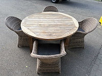 Teakhouten terrastafel met 4 rotanlook kuipstoelen en 4 kussens - afbeelding 6 van  7