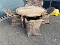 Teakhouten terrastafel met 4 rotanlook kuipstoelen en 4 kussens - afbeelding 7 van  7