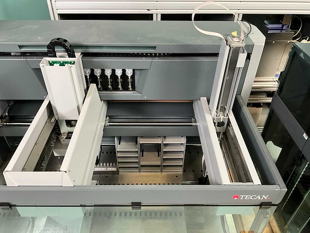 Tecan freedom evo vloeistofbehandelingsplatform - afbeelding 6 van  26