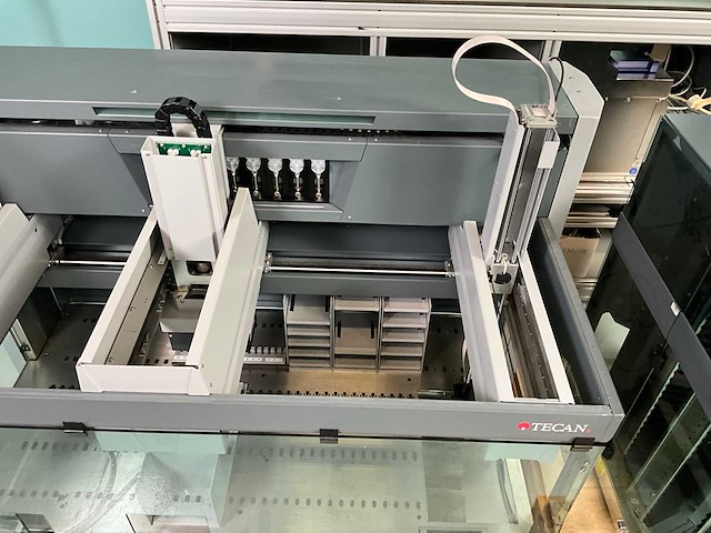 Tecan freedom evo vloeistofbehandelingsplatform - afbeelding 7 van  26