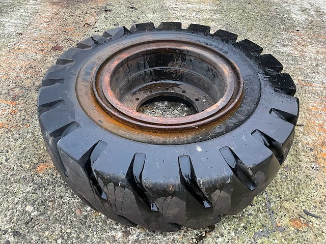 Techking tklogster 17.5-25 volrubber industrie band met velg (4x) - afbeelding 1 van  5