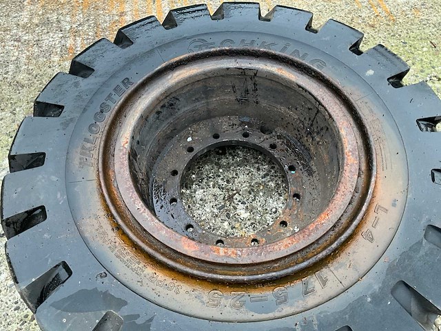 Techking tklogster 17.5-25 volrubber industrie band met velg (4x) - afbeelding 4 van  5