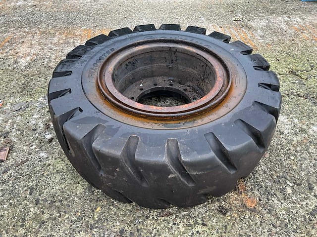 Techking tklogster 17.5-25 volrubber industrie band met velg (4x) - afbeelding 2 van  5