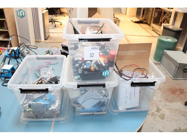 Techniek- en elektroproducten in 4 kunststof kratten w.o. steekcontacten, noodstoppen, schakelaars, drukkno... - afbeelding 1 van  4