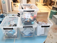 Techniek- en elektroproducten in 4 kunststof kratten w.o. steekcontacten, noodstoppen, schakelaars, drukkno... - afbeelding 1 van  4