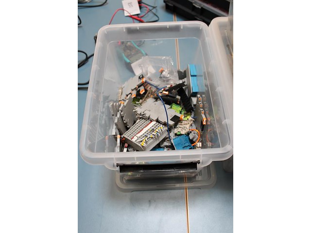 Techniek- en elektroproducten in 4 kunststof kratten w.o. steekcontacten, noodstoppen, schakelaars, drukkno... - afbeelding 2 van  4