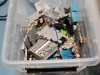 Techniek- en elektroproducten in 4 kunststof kratten w.o. steekcontacten, noodstoppen, schakelaars, drukkno... - afbeelding 2 van  4