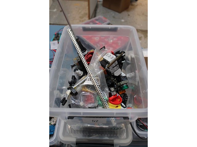 Techniek- en elektroproducten in 4 kunststof kratten w.o. steekcontacten, noodstoppen, schakelaars, drukkno... - afbeelding 3 van  4