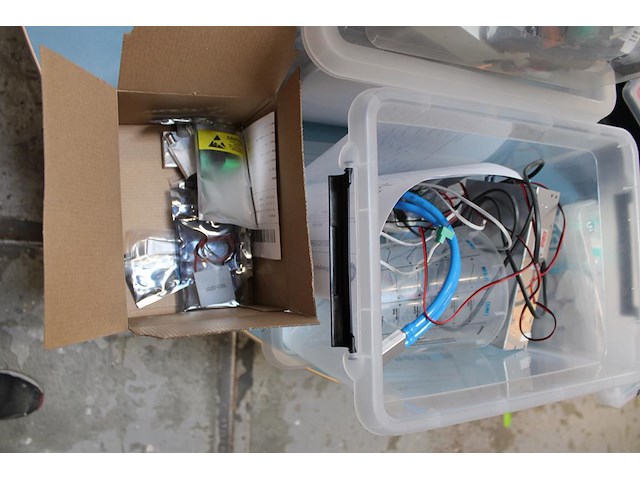 Techniek- en elektroproducten in 4 kunststof kratten w.o. steekcontacten, noodstoppen, schakelaars, drukkno... - afbeelding 4 van  4