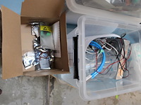 Techniek- en elektroproducten in 4 kunststof kratten w.o. steekcontacten, noodstoppen, schakelaars, drukkno... - afbeelding 4 van  4