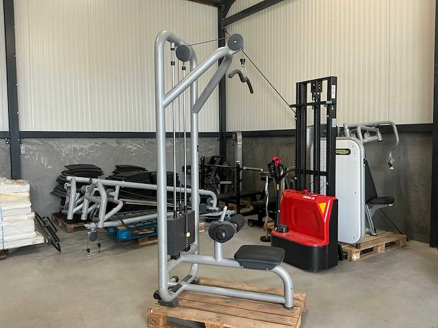 Technogym lat machine krachtstation - afbeelding 2 van  8