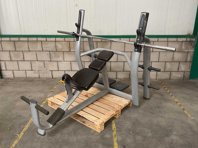 Technogym trainingsbank met halterstang - afbeelding 1 van  4