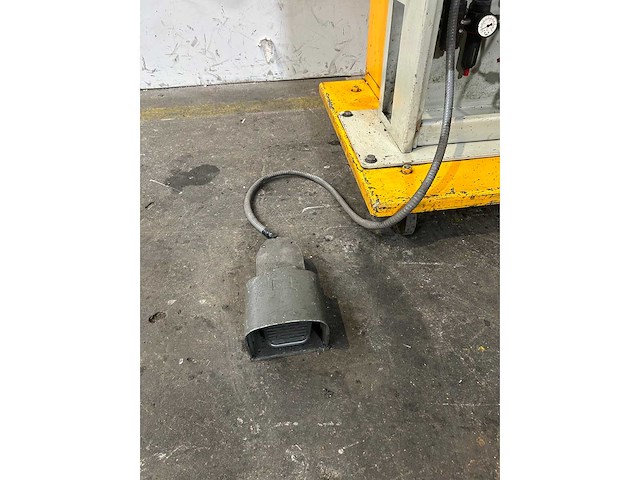 Tecna - 4608n - spot welding machines - 1996 - afbeelding 2 van  10