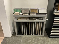 Tegeldisplay kast met inhoud - afbeelding 1 van  1