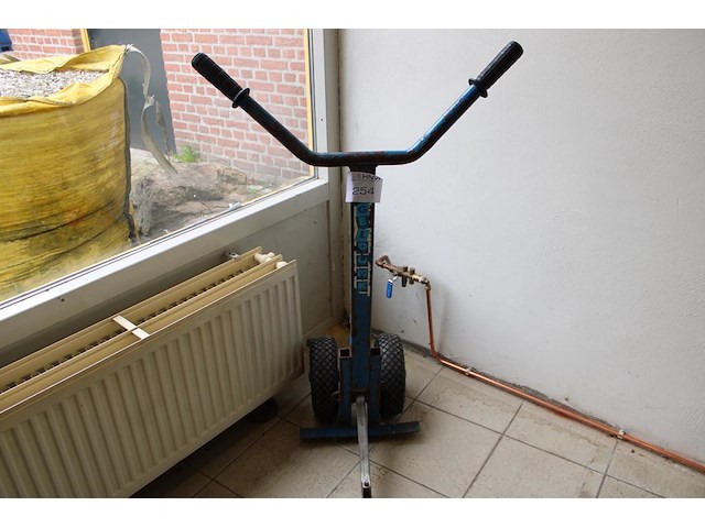 Tegeldonkey. - afbeelding 1 van  2