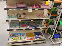 Teken- en kleurboeken, fotokarton en princess mimi producten in vier schappen. - afbeelding 1 van  2