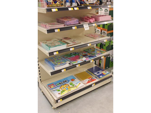 Teken- en kleurboeken, fotokarton en princess mimi producten in vier schappen. - afbeelding 2 van  2