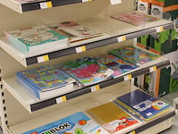 Teken- en kleurboeken, fotokarton en princess mimi producten in vier schappen. - afbeelding 2 van  2