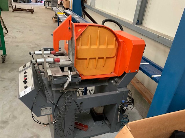 Tekna afkortcirkelzaagachine met aan-afvoerrollenbaan - afbeelding 6 van  7