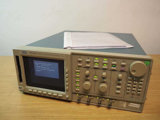 Tektronix - awg 420 - arbitrary waveform generator - afbeelding 1 van  10