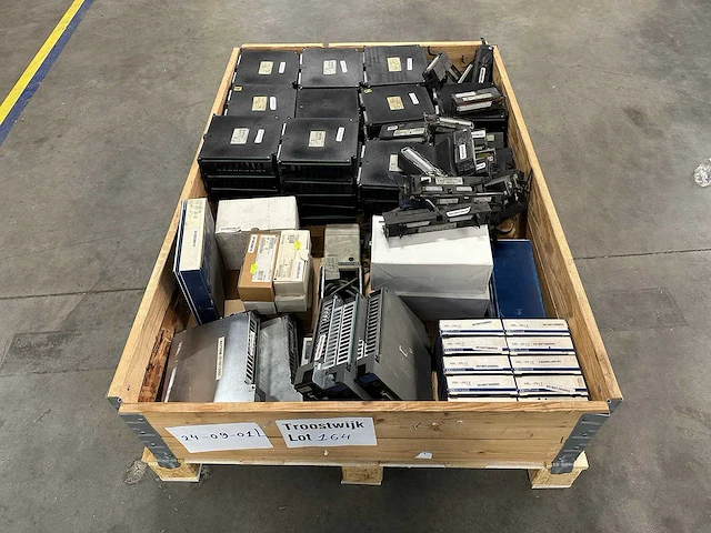 Telemecanique - partij elektronica / automatisering: plc-modules, terminalblokken en bedieningscomponenten - afbeelding 1 van  9