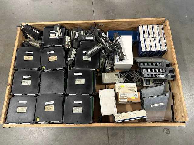 Telemecanique - partij elektronica / automatisering: plc-modules, terminalblokken en bedieningscomponenten - afbeelding 4 van  9