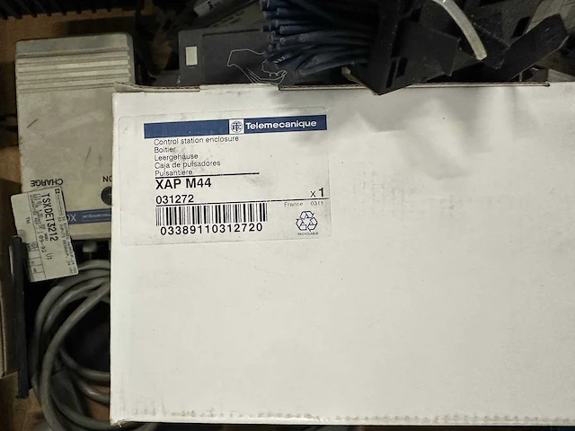Telemecanique - partij elektronica / automatisering: plc-modules, terminalblokken en bedieningscomponenten - afbeelding 7 van  9