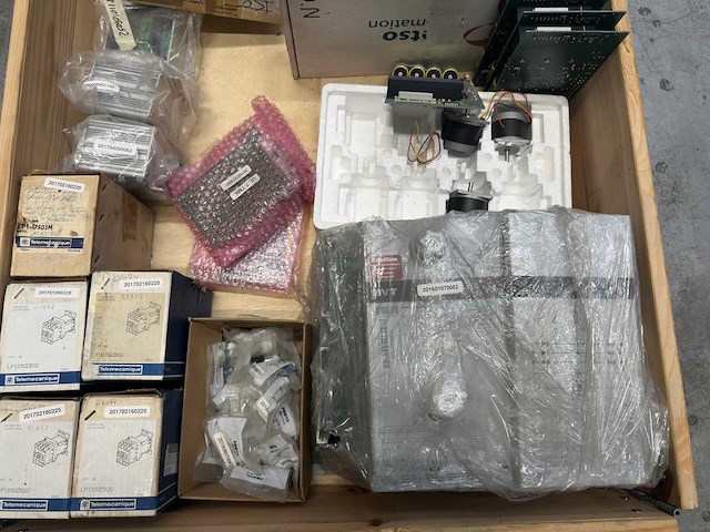 Telemecanique, cognex - partij industriële elektronica & besturingscomponenten - afbeelding 1 van  8