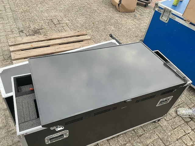 Televisie in flightcase - afbeelding 1 van  4