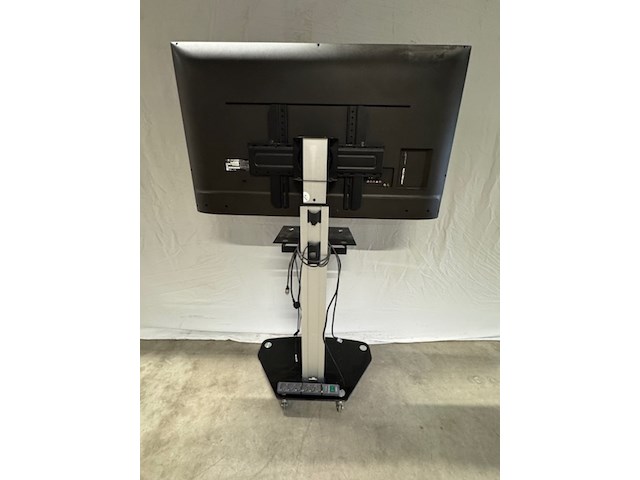 Televisie lg, 55uj630v, op verrijdbare tv-standaard - afbeelding 3 van  7