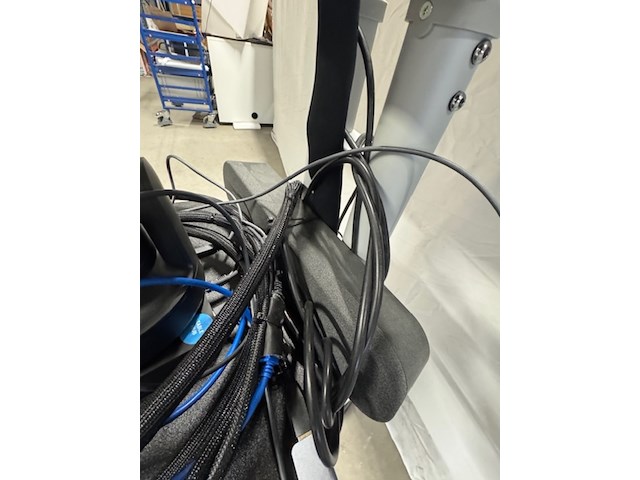 Televisie met conferentiesysteem samsung/logitech, qe65q80aat, op verrijdbare tv-standaard - afbeelding 5 van  13