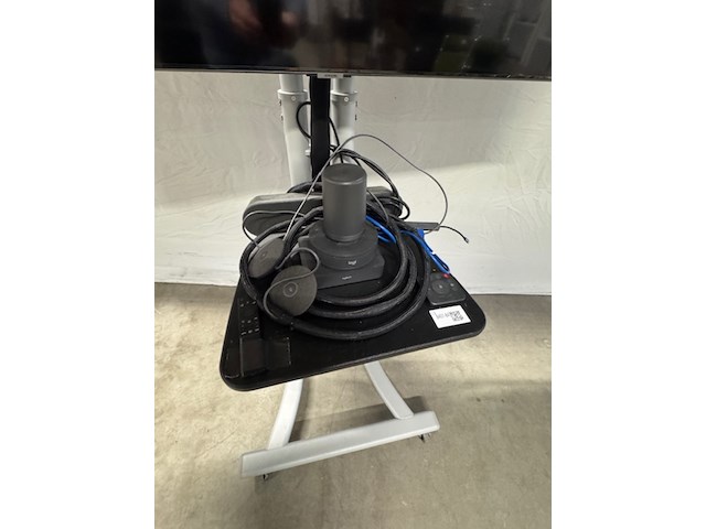 Televisie met conferentiesysteem samsung/logitech, qe65q80aat, op verrijdbare tv-standaard - afbeelding 12 van  13