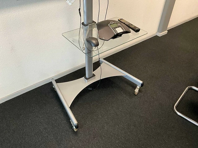 Televisie met verrijdbaar standaard - afbeelding 3 van  3