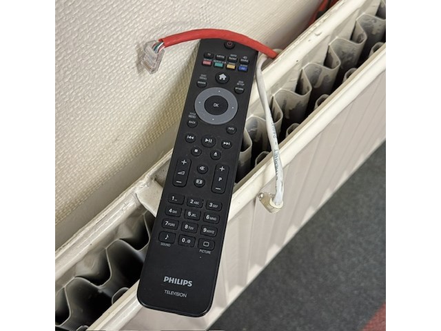 Televisie philips 42pfl3208h/12, met wandbevestiging - afbeelding 2 van  5
