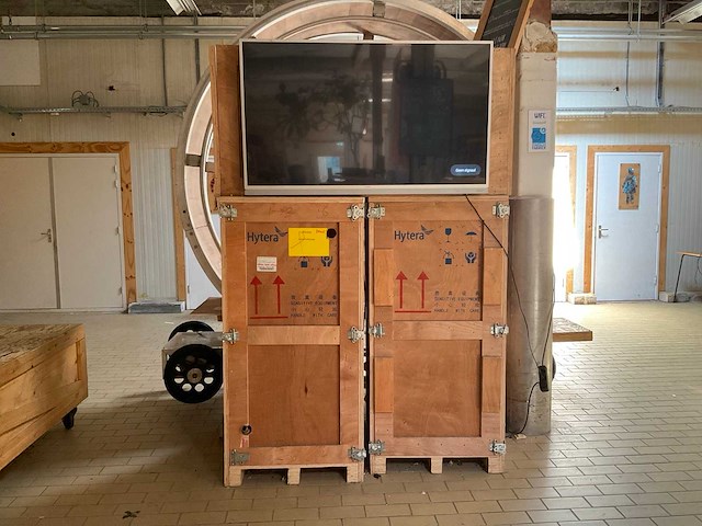 Televisie (philips) opstelling van houten transportkisten - afbeelding 1 van  6