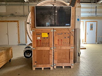 Televisie (philips) opstelling van houten transportkisten - afbeelding 1 van  6