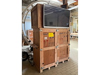 Televisie (philips) opstelling van houten transportkisten - afbeelding 2 van  6