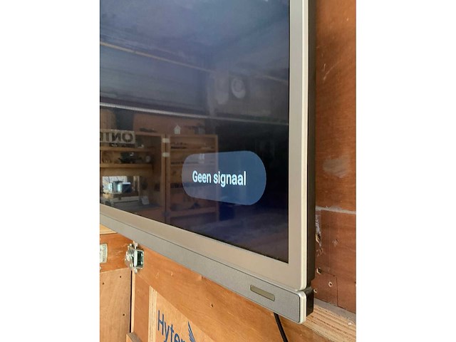 Televisie (philips) opstelling van houten transportkisten - afbeelding 3 van  6
